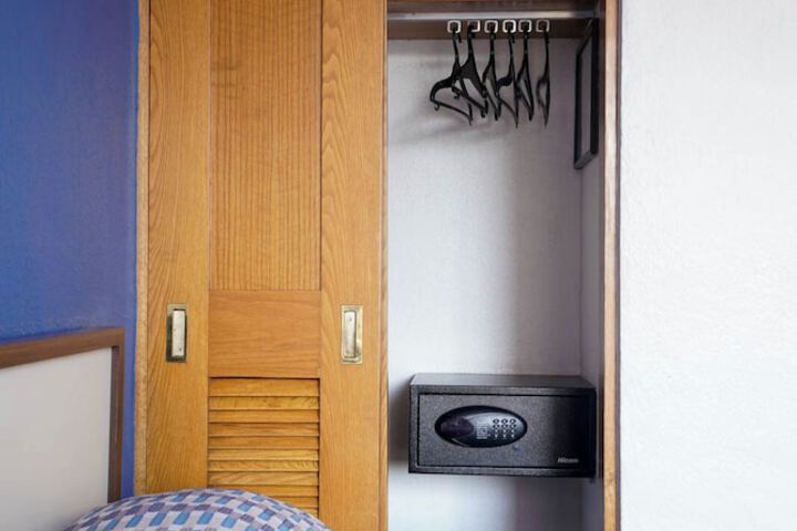 Room 9 of 42