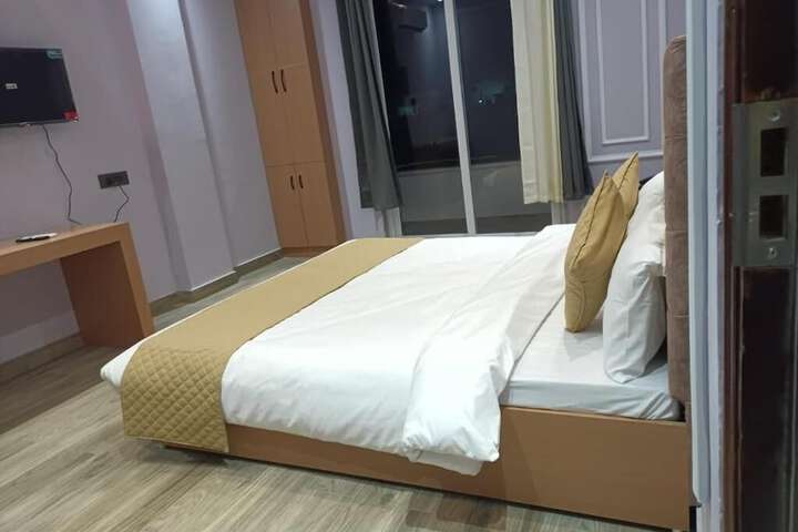 Room 4 of 8