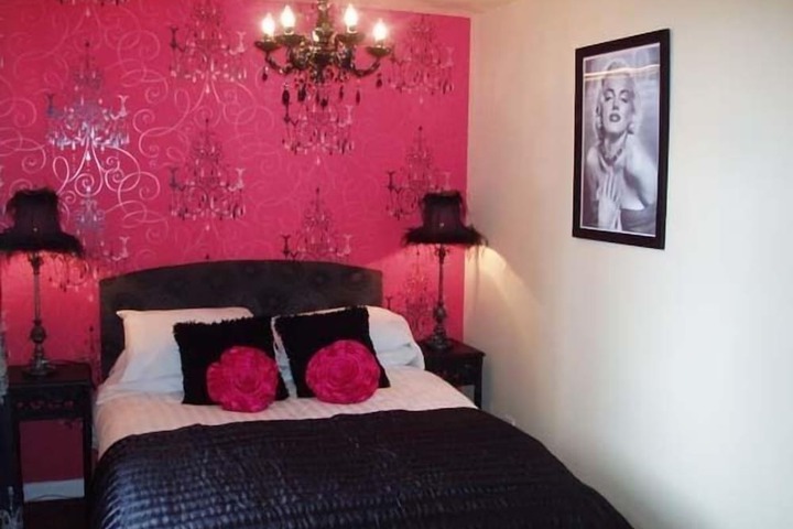 Room 2 of 10