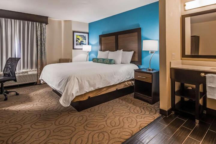 1 King Bed Microwave and Refrigerator WiFi Full Breakfast (1 of 5)