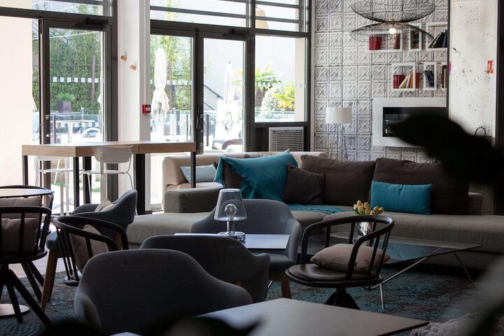 Lounge 91 of 103