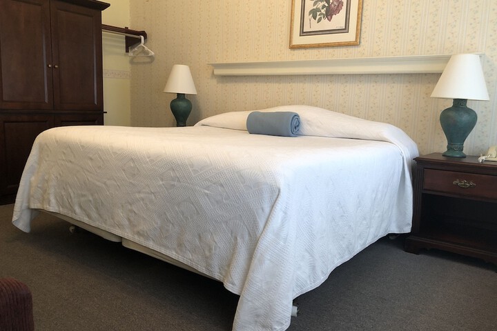 Deluxe King Bed (5 of 16)