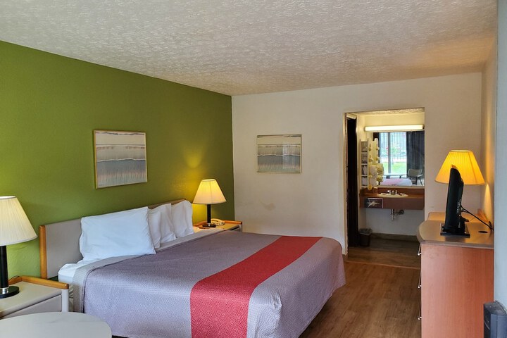 1 King Bed (7 of 8)