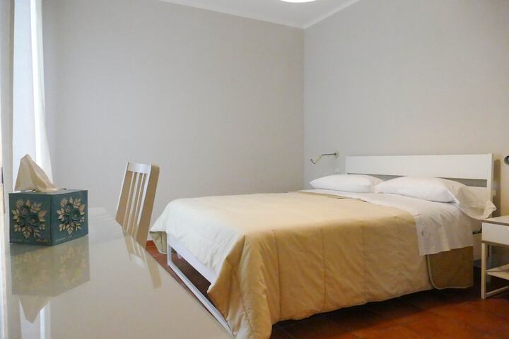 Room 8 of 28