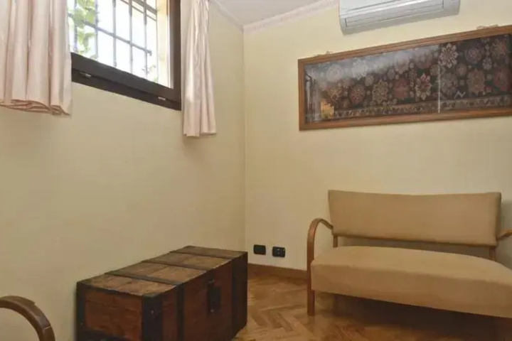 Room 4 of 9