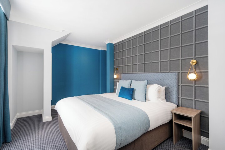 Room 27 of 65