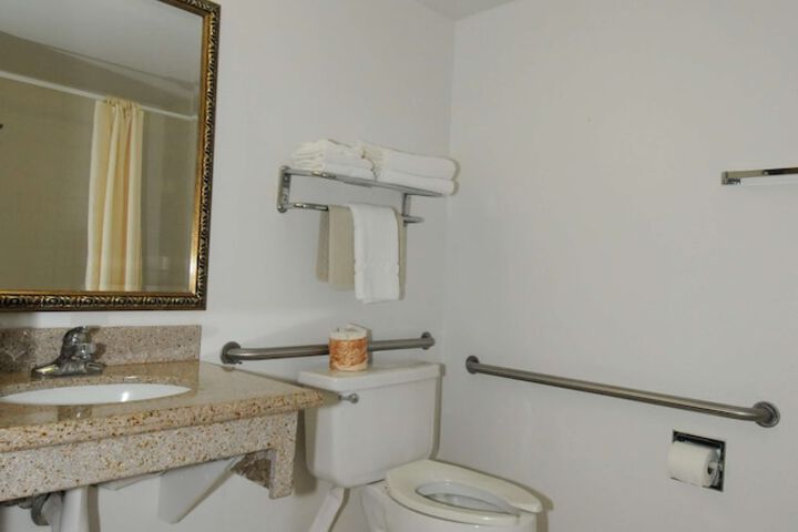 1 King Bed Microwave and Refrigerator WiFi Full Breakfast (7 of 17)