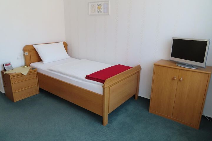 Room 10 of 42