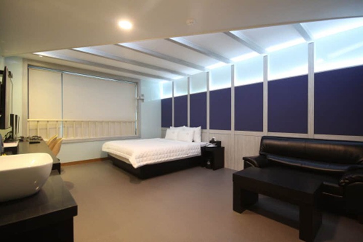 Room 6 of 43