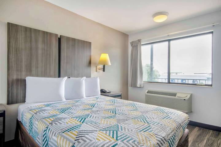 1 Queen Bed Micfridge (3 of 8)