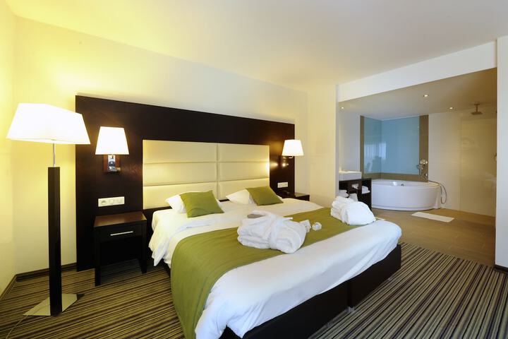 Room 7 of 70