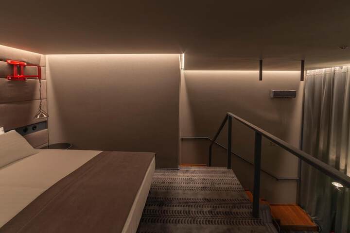 Room 14 of 33