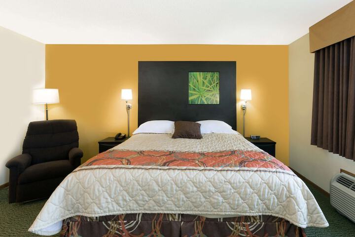 1 King Bed (5 of 11)