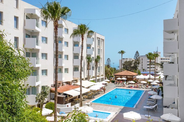 Hotel Pool