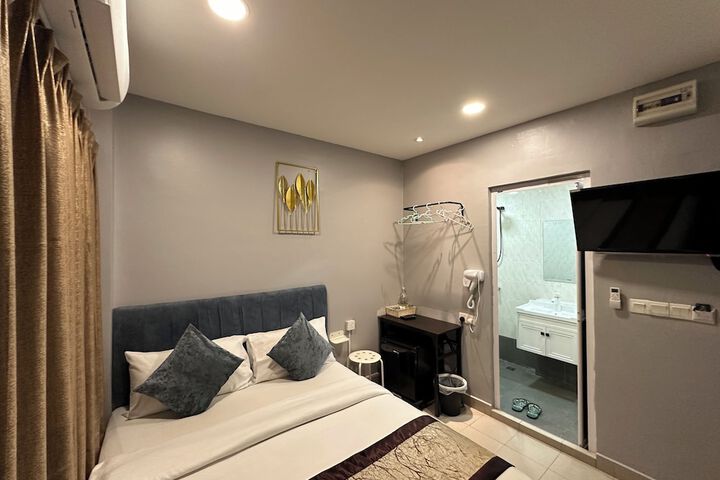 Room 54 of 80