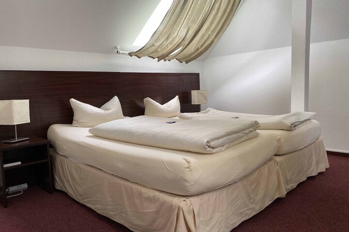 Room 9 of 90