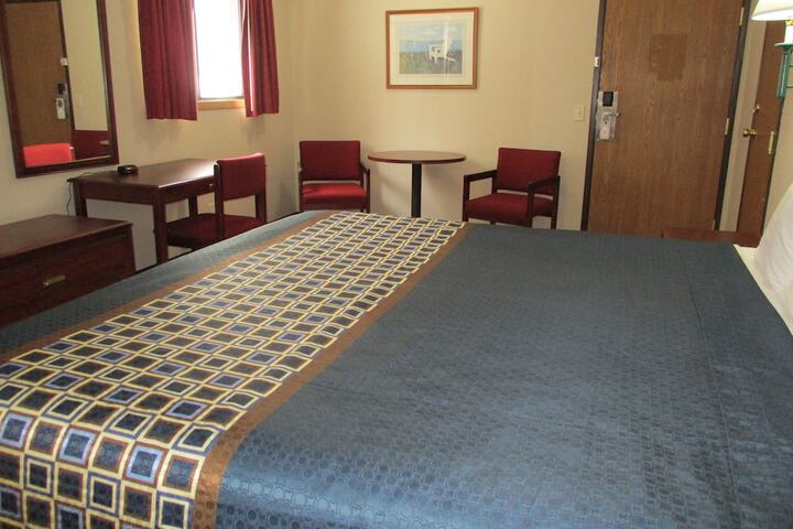 1 King Bed (3 of 15)