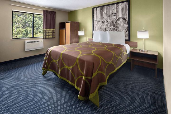 1 Queen Bed (2 of 7)