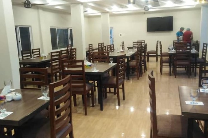 Dining 18 of 23