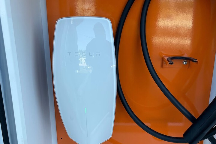 Electric vehicle charging station