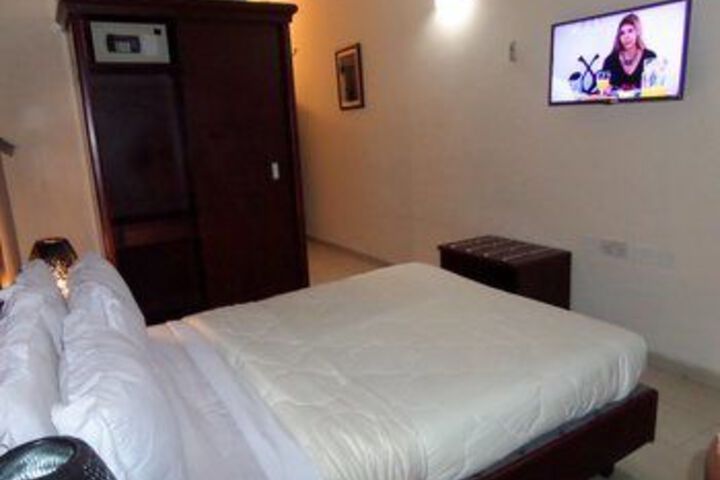 Room 17 of 33