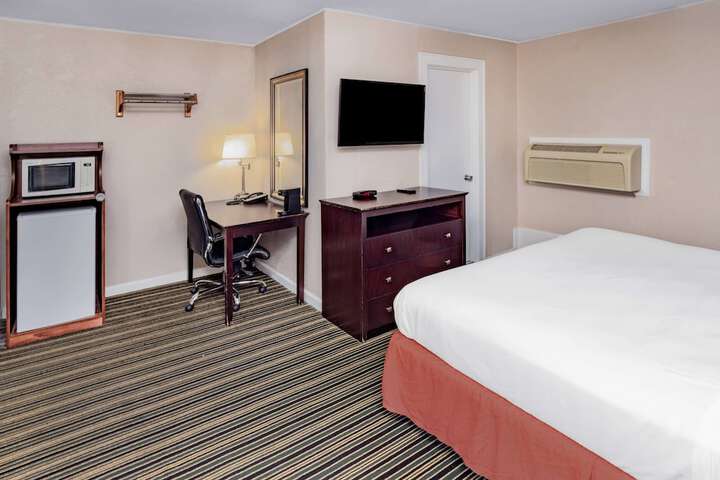 1 King Bed (6 of 10)