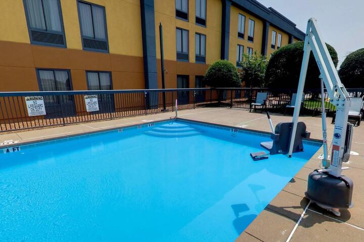 Pool Hotel