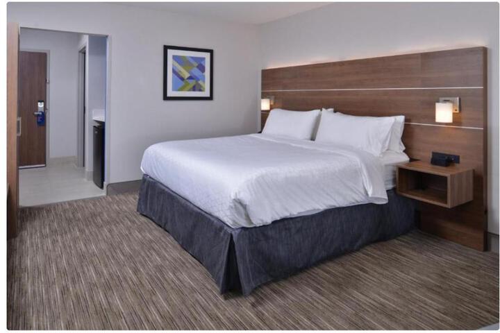1 King Bed (14 of 22)