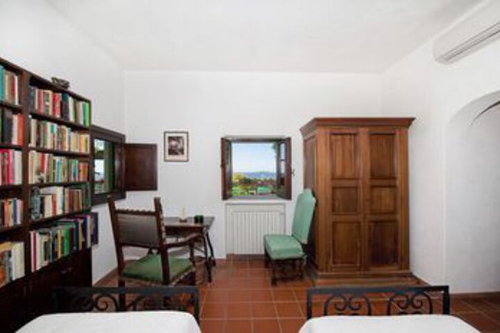 Room 9 of 32