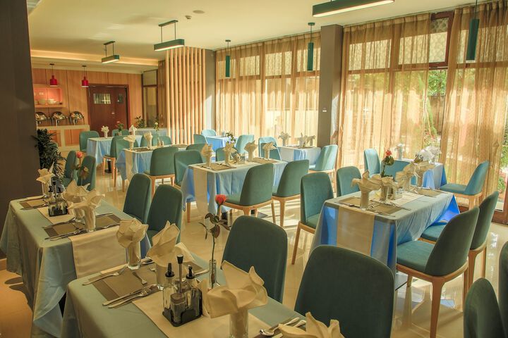Dining 34 of 51