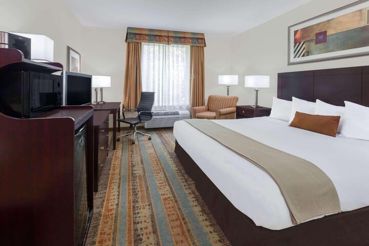 1 King Bed (4 of 11)