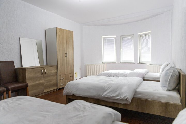 Room 8 of 17