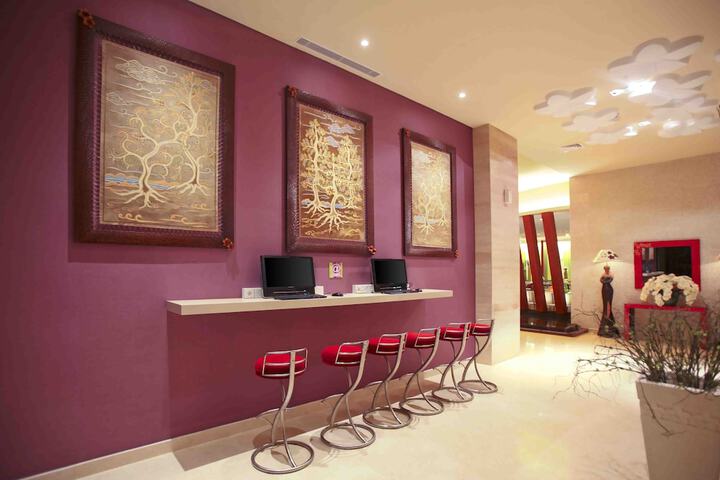 Business Center 26 of 32