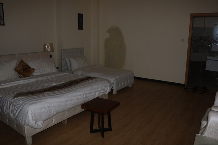 Room 32 of 41