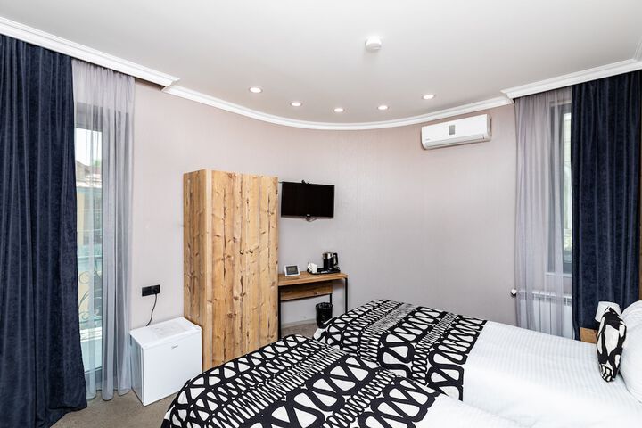 Room 13 of 37