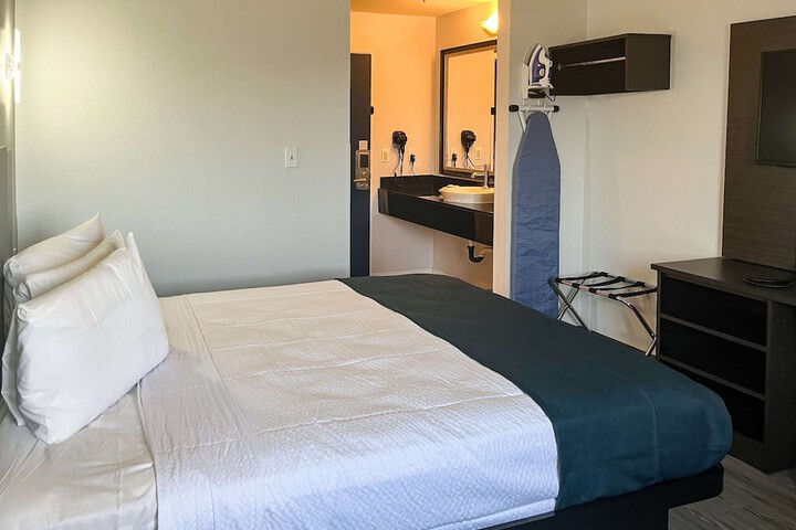 1 Queen Bed Micfridge (3 of 14)