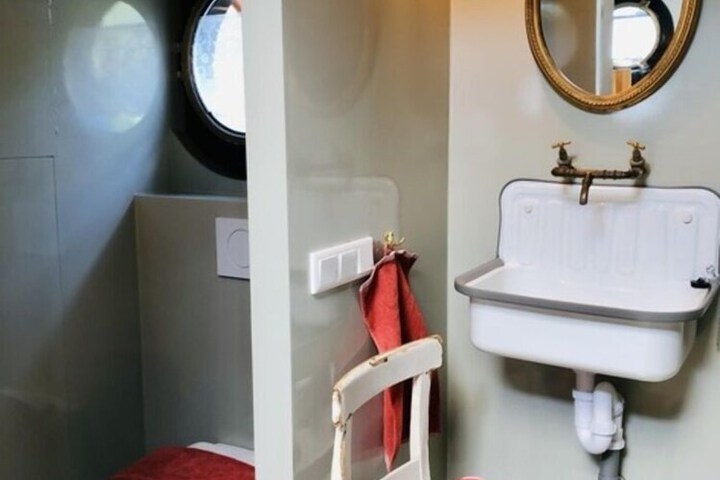 Room 7 of 12