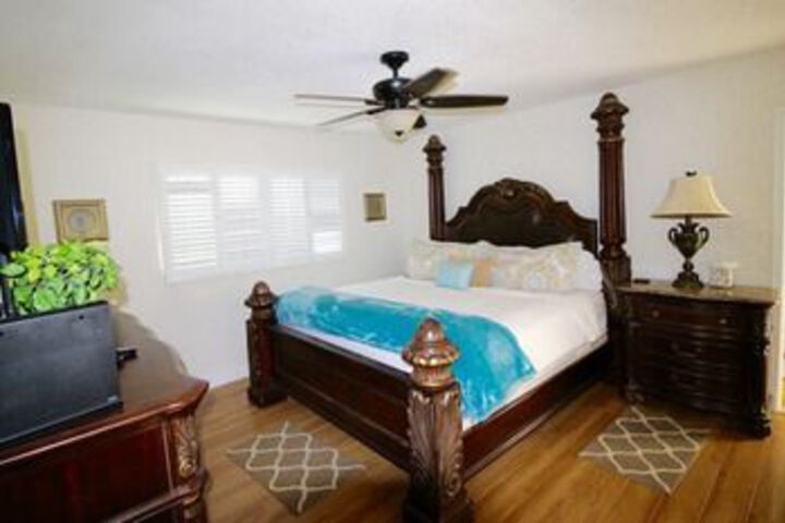 Room 4 of 9
