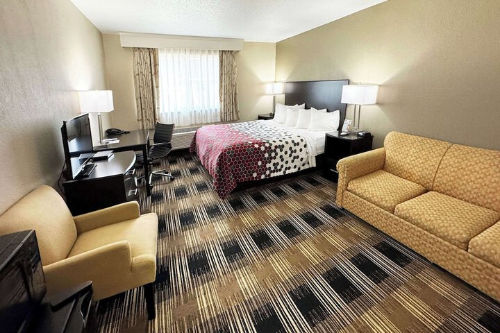 Business King Bed (4 of 8)