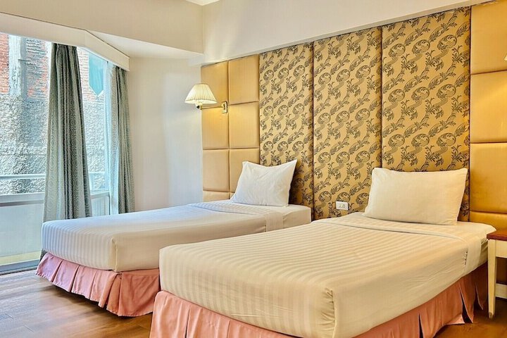 Room 6 of 28