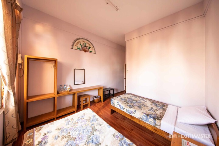 Room 10 of 28