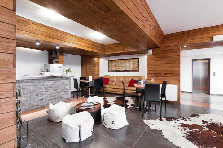Lounge 37 of 43