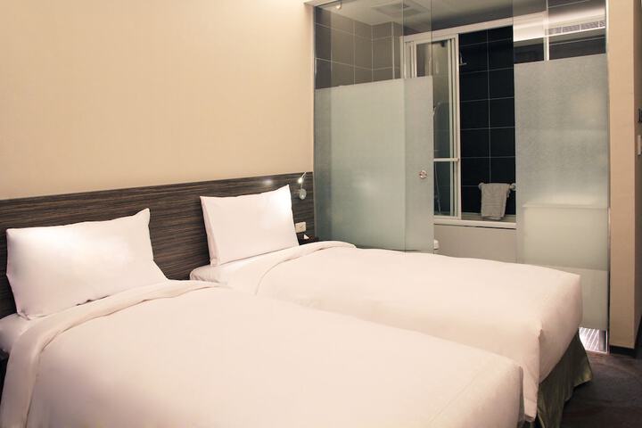 Room 8 of 37