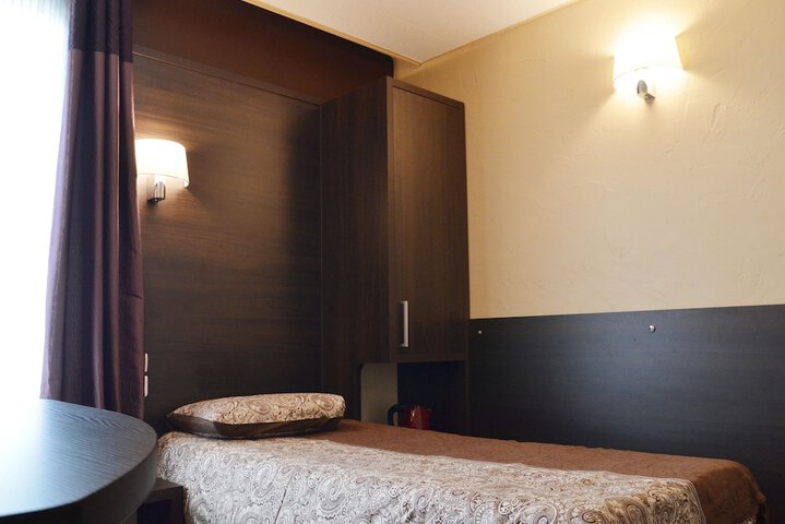 Room 8 of 48