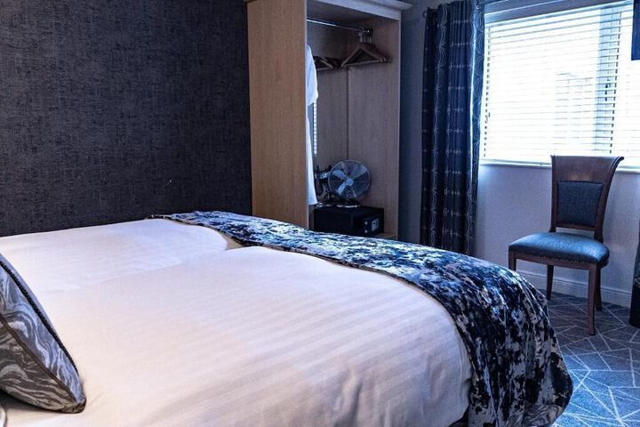 Room 4 of 18