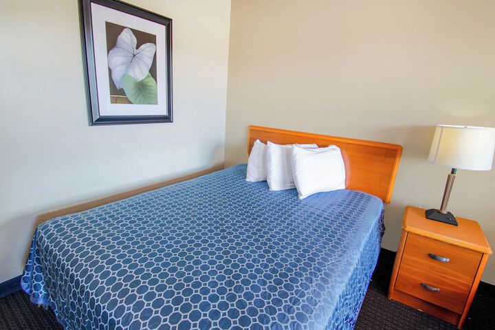 Single Room 1 Queen Bed (12 of 26)