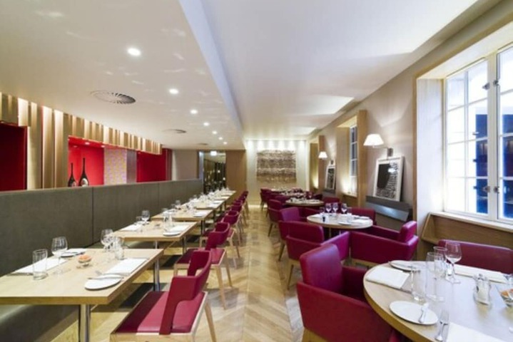 Lounge 79 of 93