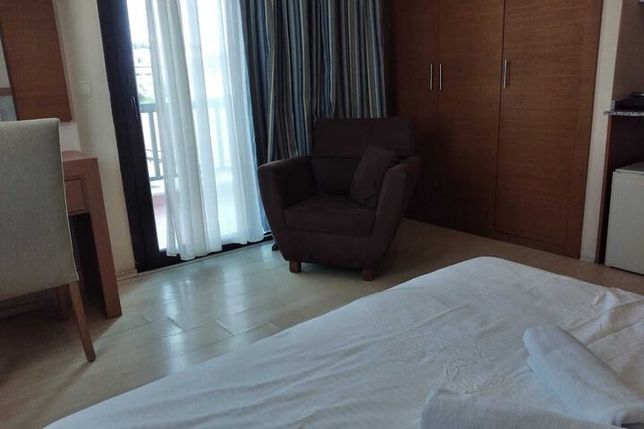 Room 11 of 16