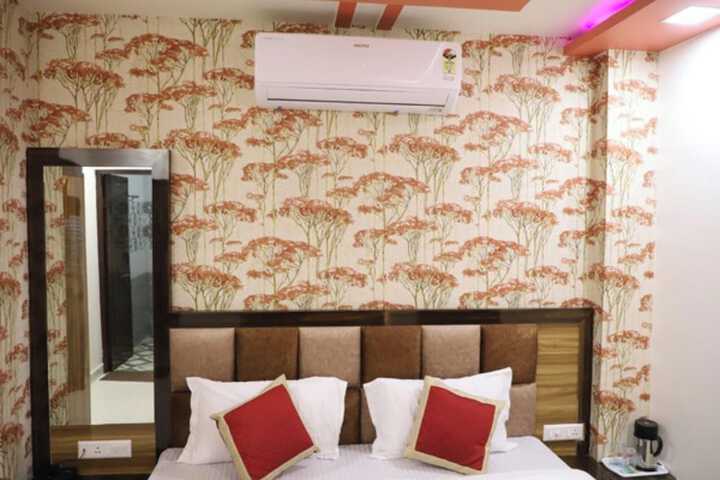 Room 3 of 20
