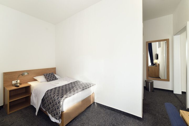 Room 19 of 39